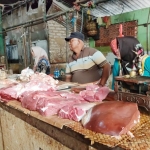 Para pedagang daging sapi di Pasar Anom Sumenep sedang menunggu datangnya pembeli.