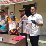 Kapolsek Sukolilo saat menunjukkan barang bukti hasil curian ART di rumah majikannya.