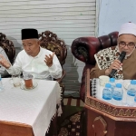 Prof Dr Jamal Farouq Al Daqqaq Al Azhari (paling kanan) saat ceramah di depan ribuan santri Pondok Pesantren Amanatul Ummah Surabaya. Senin (22/12/2025). Ia didampingi Prof Dr KH Asep Saifuddin Chalim (tengah) dan Syaikh Ahmad Muhammad Mabruk (kiri). Foto: bangsaonline