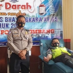 Kanit Patroli Satlantas Polres Jombang, Iptu Mulyani saat memantau kegiatan donor darah dalam rangka memperingati HUT Lalu Lintas Bhayangkara ke-65.