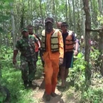 Tim SAR saat mengevakuasi mayat korban tenggelam di Sungai Bondoyudho untuk dibawa ke RS.