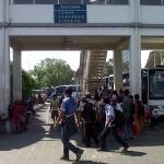 MUDIK – Sejumlah calon penumpang di salah satu sudut Terminal Purabaya, Sidoarjo, Jum’at (25/7/2014). foto : nanang/BangsaOnline