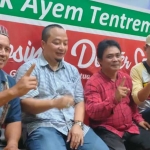 Nur Qolib (paling kiri), salah satu pentolan PPP Gresik yang tergabung dalam relawan Bagus saat memberikan dukungan terhadap Qosim-Alif. foto: ist.