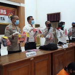 Kapolres Kediri Kota, AKBP Miko Indrayana dan jajaran saat menunjukan barang bukti kejahatan dalam jumpa pers, Kamis (23/7/2020). foto: MUJI HARJITA/ BANGSAONLINE