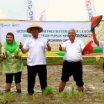 Tanam Bersama (dari kiri) Kapolrestabes Kota Semarang Kombes Pol Abiyoso Seno Aji, Wakil Walikota Semarang Hevearita Gunaryanti, Walikota Semarang Hendrar Prihadi, Dirut PG Nugroho Christijanto, Komisaris PG Mahmud Nurwi. foto: SYUHUD/ BANGSAONLINE