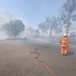 Dinas Pemadam Kebakaran dan Penyelamatan  Surabaya saat melakukan pemadaman api di Jalan Kertajaya Indah Regency, Sukolilo, Surabaya, terbakar.