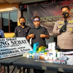 Kapolres Blitar Kota AKBP Yudhi Hery Setiawan (pegang mik) saat rilis pers pengungkapan kasus obat racikan tanpa izin edar.