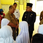 Wali Kota Malang Sutiaji didampingi Kadindik Zubaidah saat berdialog perihal pendidikan karakter di SDN Madyopuro 2 Malang, di hadapannya siswa kelas 2, Senin (26/08).  foto: IWAN IRAWAN/ BANGSAONLINE