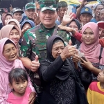 Panglima TNI Laksamana Yudo Margono dikerumuni warga yang meminta foto bersama. Foto: HENDRO SUHARTONO/ BANGSAONLINE