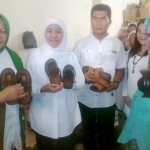 Khofifah saat melihat proses bembuatan sandal. Foto: SOFFAN S/BANGSAONLINE
