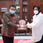 Wali Kota Risma menyerahkan cinderamata sebuah ikon Surabaya kepada (Kakanwil) BPN Provinsi Jawa Timur, Ir. Jonahar. foto: ist.