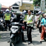 Satlantas Polresta Sidoarjo bersama Dinas Pendapatan Daerah (Dispenda) saat menggelar razia gabungan, Rabu (22/11).