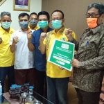 Ketua Golkar Gresik, Ahmad Nurhamim saat menyerahkan bantuan APD kepada manajemen RS Muhammadiyah. foto: SYUHUD/ BANGSAONLINE