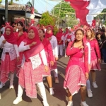 Salah satu peserta saat beraksi di bawah bentangan bendera merah putih di Gg 2 Kelurahan Dandangan. Foto: Ist. 