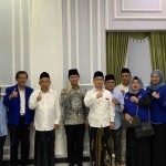 Prof Dr KH Asep Saifuddin Chalim dan putranya, Dr Muhammad Al Barra (Gus Barra) foto bersama dengan Emil Elestianto Dardak dan beberapa pengurus DPC Demokrat Mojokerto usai pertemuan di Guest House kampus Universitas KH Abdul Chalim Pacet Mojokerto, Sabtu (27/4/2024). Foto: BANGSAONLINE