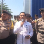 Kepala Cabang BRI Bangkalan Sudono memberikan penjelasan kepada para pengunjuk rasa. foto: SUBAIDAH/ BANGSAONLINE
