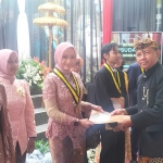 Kepala SMAN 2 Batu foto bersama siswa berprestasi di Purnawiyata Angkatan XXVII.