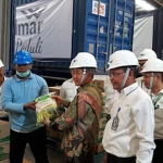 Direktur PT. WNI Erik Tjiah, dan Direktur PT. Wilmar Nabati Gresik, Saronto saat memberangkatkan bantuan ke Palu.