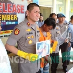 Kapolres Jember AKBP Alfian Nurrizal menghadirkan tersangka pembacokan dan menunjukkan foto korban saat rilis di mapolres, kemarin (10/2).