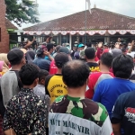 Puluhan warga Dusun Jurang Pelen I Desa Bulusari saat ngeluruk kantor desa.