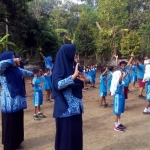 Para siswa dan guru semangat melakukan senam pagi bersama, ritual setiap hari sebelum proses belajar-mengajar dimulai.  