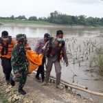 Jenazah sedang dievakuasi petugas gabungan.