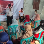 PKS Jatim melakukan roadshow pembagian sembako Covid-19 untuk masyarakat terdampak Covid-19, sekaligus menyukseskan kegiatan nasional 1,7 juta paket sembako Covid-19. (foto: ist)