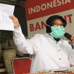 Wali Kota Risma saat menggelar konferensi pers di Balai Kota Surabaya, Senin (20/04).