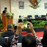 WaliK ota Kediri Abdullah Abu Bakar saat menyampaikan visi dan misi di hadapan Gubernur Jawa Timur, wakil rakyat, kepala OPD, forkopimda di kantor DPRD Kota kediri.