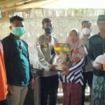 PPDP bekerja sama dengan IWO dan FRPB Pamekasan memberikan bantuan sembako kepada nenek tunanetra dan warga kurang mampu. (foto: ist)