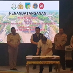 Kajari Kabupaten Kediri, Chandra Eka Yustisia, saat melakukan penandatanganan MoU Percepatan PTSL. Foto: Ist