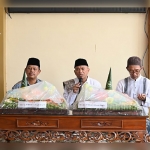 KH. Ahmad Wildan Khoiron dan masyayikh memberi keterangan pada media tentang pembangunan Asrama tahfidz di Ponpes Waha 1.