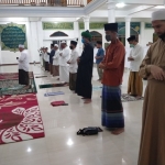 Prof. Dr. KH. Asep Saifuddin Chalim, M.Ag saat memimpin salat malam di Masjid Raya KH Abdul Chalim Pondok Pesantren Amanatul Ummah Pacet Mojoketo Jawa Timur, Kamis (7/5/2020) malam. foto: MA/ BANGSAONLINE.com