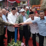 Bupati dan Ketua DPRD Tuban bersama jajaran petinggi PT. Semen Indonesia saat membuka Pekan Raya Semen Indonesia.