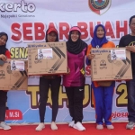 Bupati Mojokerto, Ikfina Fatmawati, saat menyerahkan hadiah kepada peserta senam.