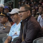 Pj. Wali Kota Batu Aries Agung Paewai (berkacamata) bersama Wali Kota Batu Terpilih Nurochman (topi putih) saat menyaksikan pertandingan Persikoba Batu di stadion Gelora Brantas. Foto: Ist.