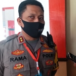 Kapolres Bangkalan AKBP Rama Samtama Putra saat memberikan keterangan terkait dukungannya terhadap Perbup Prokes Covid-19 di era New Normal, Rabu (17/6/2020).