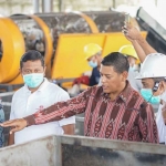 Wali Kota Kediri, Abdullah Abu Bakar, saat meninjau proses pengolahan sampah. Foto: Ist
