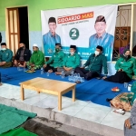 KONSOLIDASI: Gus Muhdlor dan Subandi saat hadiri konsolidasi tim pemenangan di Desa Sebani, Kecamatan Tarik, Senin (12/10/2020) malam. (foto: ist).