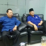 Rendra Kresna (berpeci hitam) bersama Aminurrahman, Sekretaris DPW NasDem Jatim saat menjawab pertanyaan wartawan di kantor DPW NasDem Jatim.