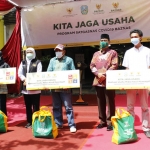 Gubernur Jatim Khofifah bersama Ketua Baznas RI Nur Chamdani dan Ketua Baznas Jawa Timur KH. Muhammad Roziqi foto bersama para pelalu UMKM penerima bantuan.