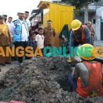 Bupati Gresik, Fandi Akhmad Yani, saat meninjau pemasangan sambungan SPAM di Desa Sumengko. Foto: SYUHUD/BANGSAONLINE