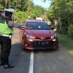 Polres Blitar dan instansi terkait melakukan kegiatan penyekatan di perbatasan Blitar-Malang sekaligus pemeriksaan swab antigen gratis.