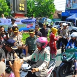 Kapolres Bojonegoro AKBP Wahyu S Bintoro memimpin langsung kampanye safety riding kepada pengendara.