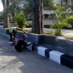 SAMBUT HARI OTODA: Pekerja tengah mengecat trotoar di kawasan Alun-alun Sidoarjo, sisi Jl Sultan Agung, Rabu (12/4). foto: MUSTAIN/ BANGSAONLINE