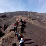 Para wisatawan saat hendak menuju kawah bromo.