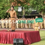 Bupati Jombang, Nyono Suharli Wihandoko saat memimpin apel perdana 2017 di lapangan Pemkab setempat, Selasa (3/1). foto: ROMZA/ BANGSAONLINE