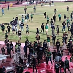 Suasana saat Bonek turun ke lapangan usai tim kesayangannya dikalahkan Rans Nusantara dengan skor 1-2.