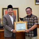 Gus Bupati Fawait saat menerima salah satu penghargaan. Foto: Ist.
