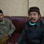 Hotib Marzuki, Wakil Ketua DPRD Bangkalan saat menerima Abdul Hasib, salah satu anggota tim verifikasi dan validasi. (foto: ist).